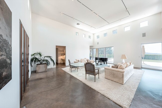 Building Photo - 10272 Overhill Dr