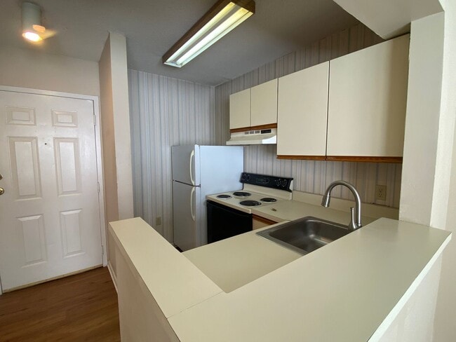 Building Photo - 1600 Park Cir