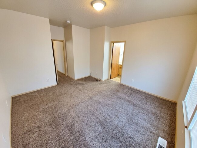 Building Photo - Small Dogs Welcome! 3 Bedroom, 2 Bathroom ...