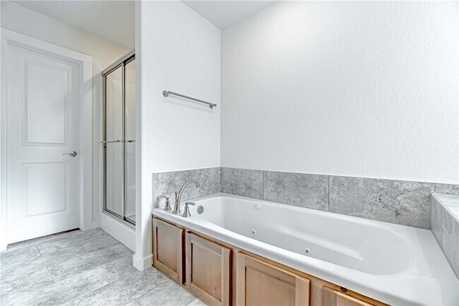 Building Photo - 219 S Geranium Ln