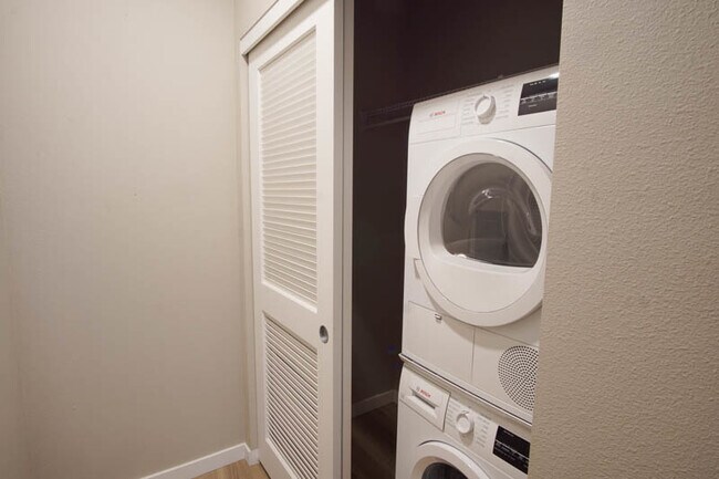 Building Photo - Sellwood-Great Modern Studio w/Dishwasher ...
