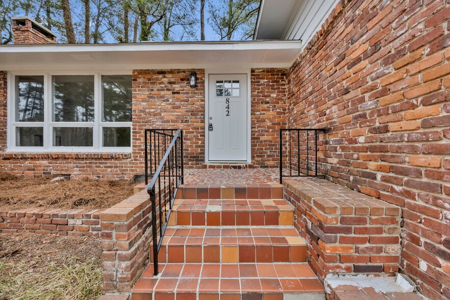 Building Photo - 842 Delverton Rd