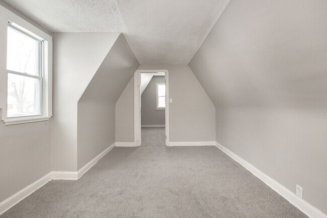 Building Photo - NEWLY RENOVATED! - 3 BED, 1.5 BATH BEAUTIFUL SINGLE- FAMILY HOME.