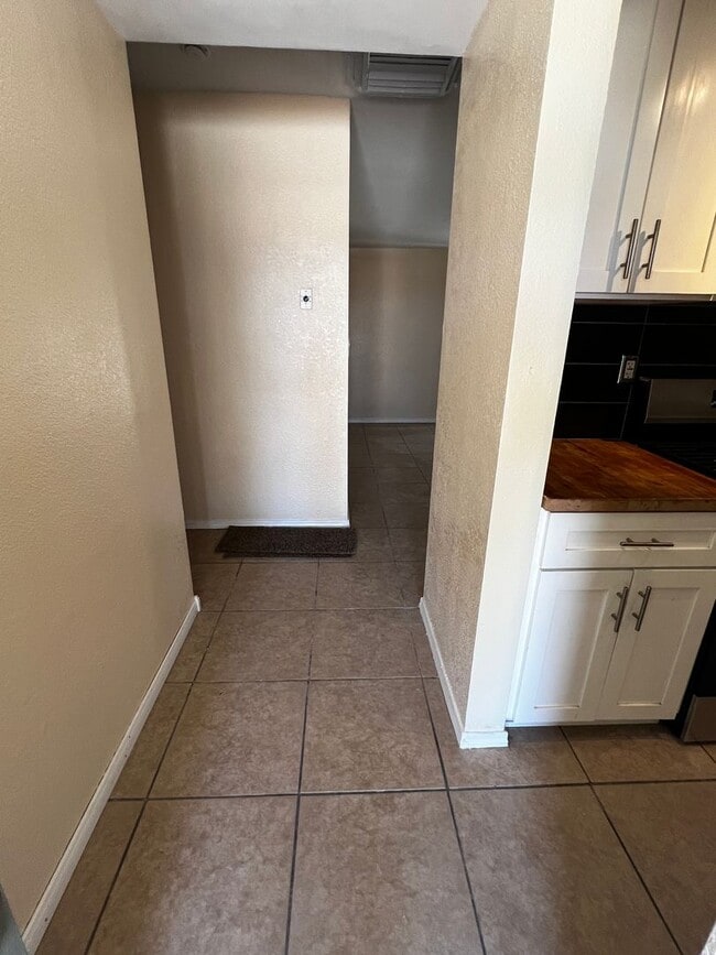 Building Photo - Updated 3-Bed Home Near Base & Joshua Tree...