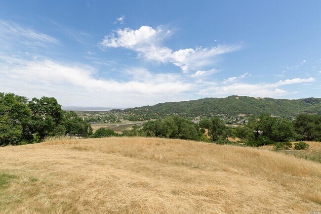 Building Photo - Stunning Remodeled 2BR/2BA Garage Laundry Fireplace