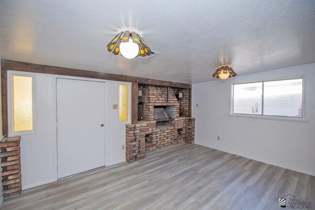 Building Photo - 252 W Lowell Dr