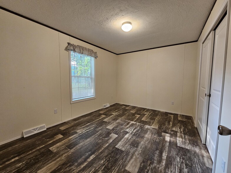 Building Photo - 12 Woodside Ln