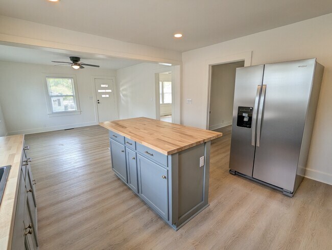 Building Photo - 108 Brown St