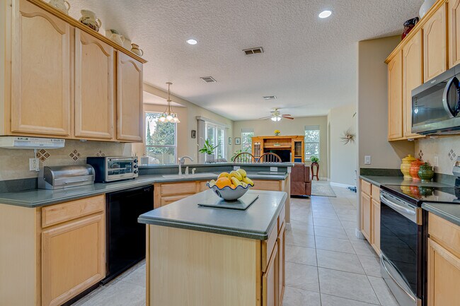 Building Photo - 2500 Azzurra Ln