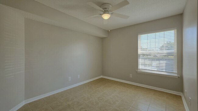 Building Photo - 8642 South Bridge Dr