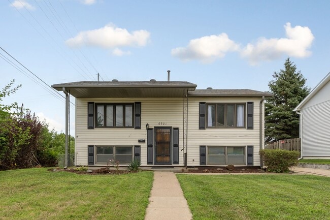 Building Photo - Split-Entry Home in La Vista! This 3-bedro...