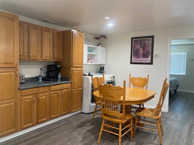 Kitchen showing washer/dryer - 6044 E Highway 20