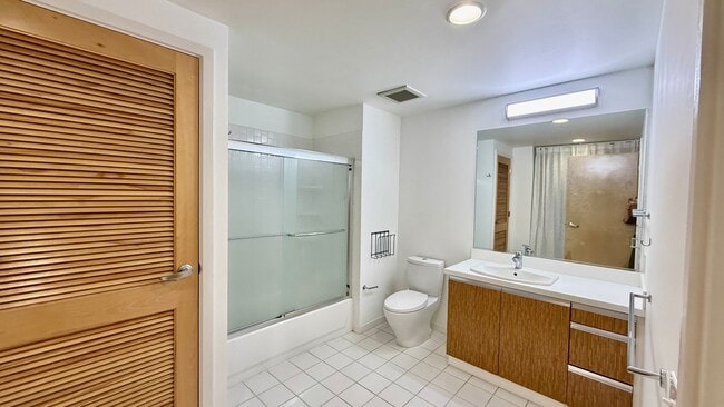 Building Photo - 1BR + Den / 1BA with Private Patio + Parking!