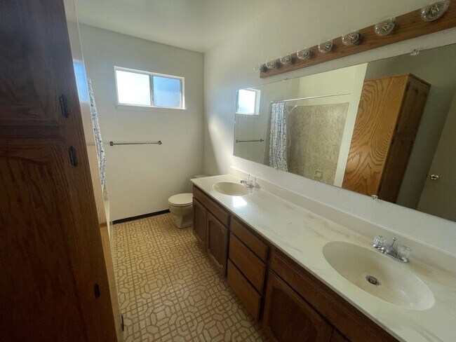 Building Photo - $4,290 / BEAUTIFUL BROOKVALE HOME IN CENTR...
