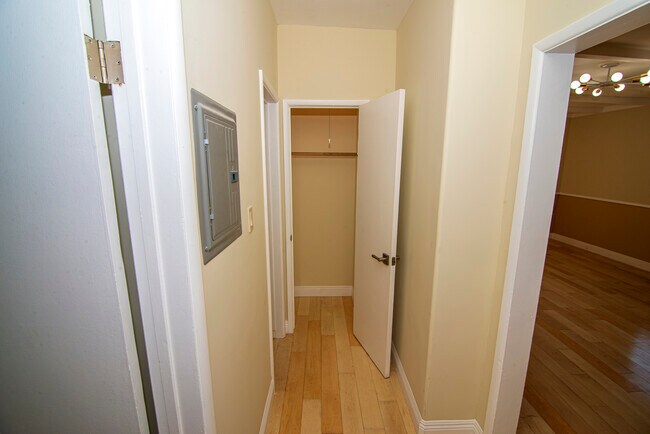 Building Photo - 156 W Linden Ct