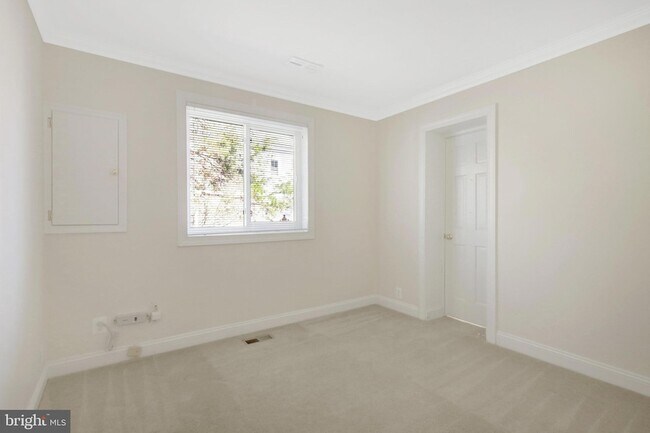 Building Photo - 2031 Hillside Dr