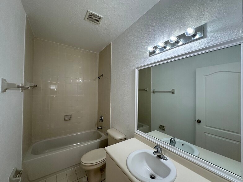 Building Photo - 1651 SE 28th Ct