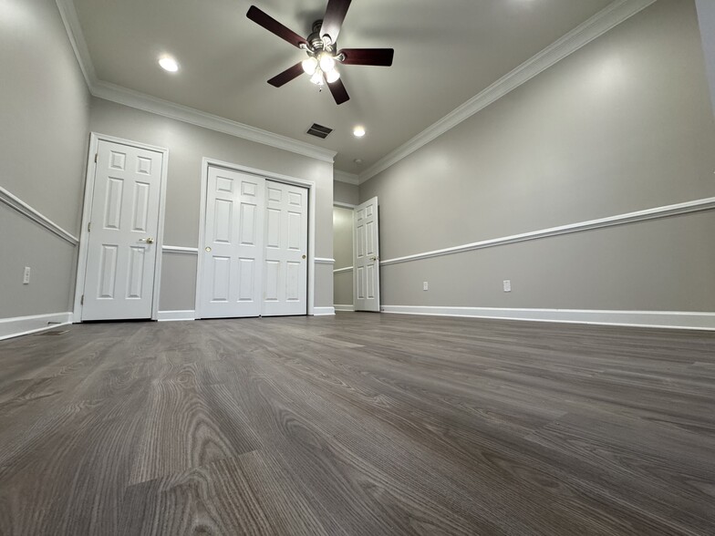 Building Photo - 414 S Augusta Ave