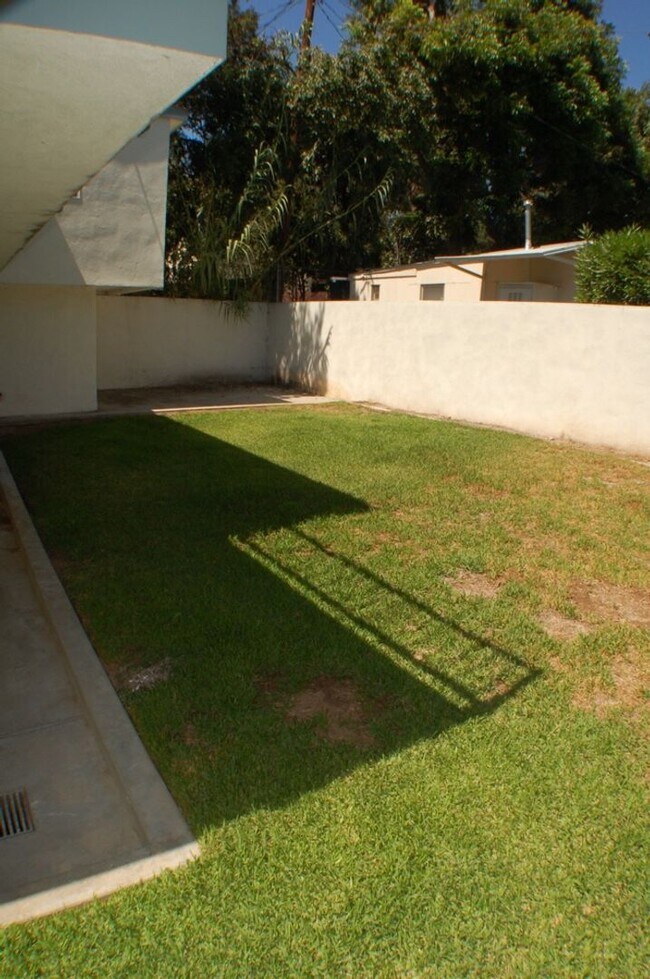 Building Photo - 381-381 1/2 Ramona