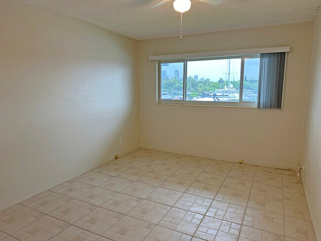 Building Photo - Comfortable 1-bedroom, 1-bath home located...
