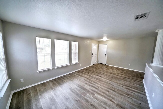 Building Photo - Stunning 4-Bedroom, 2.5-Bathroom Home in L...