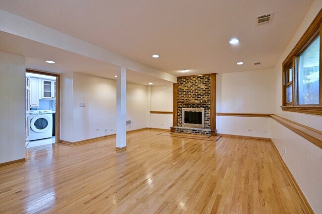 Building Photo - 2360 N Drury Ln