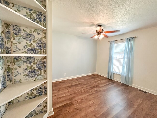 Building Photo - 619 Boone Cir