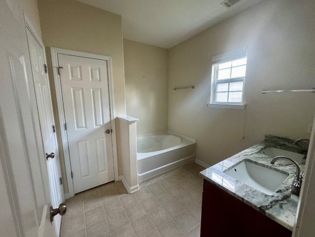 Building Photo - 168 Willow Point Cir