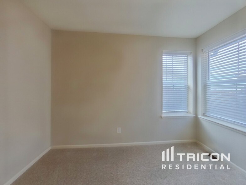 Building Photo - 6354 N Genoa Way