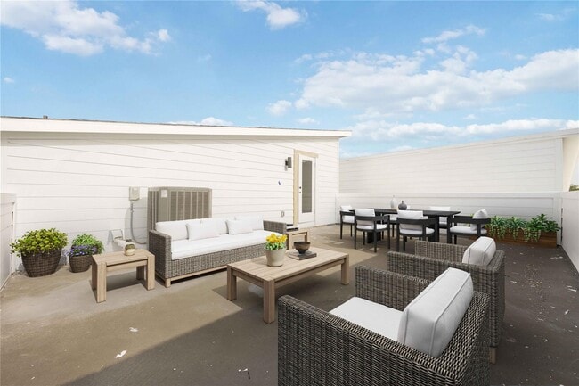 Building Photo - 2115 Dan St