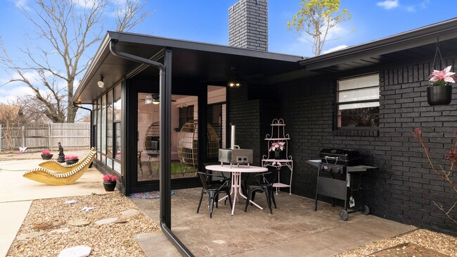 Building Photo - Fully furnished Airbnb with a pool
