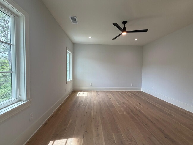 Building Photo - "Spacious and Elegant 4-Bedroom Home on Dover Avenue with 3.5 Baths and Nearly 3000 Sq Ft of Livi...