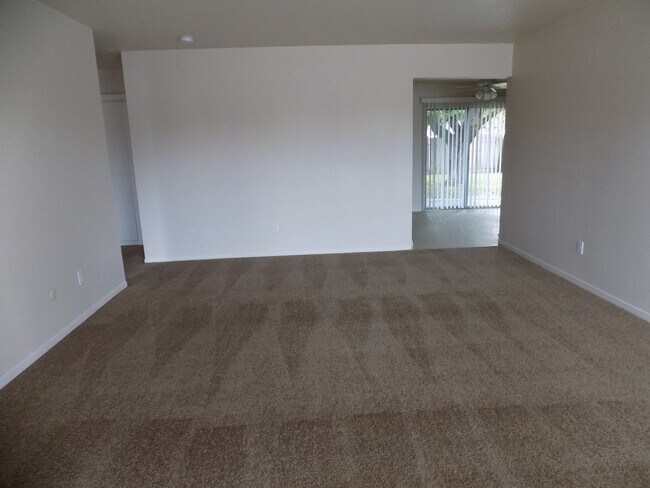 Building Photo - Single story, 3 bed 1.5 bath home.