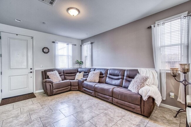 Building Photo - Beautiful 3/2.5 near Clovis East