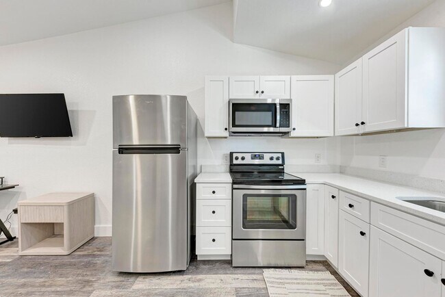 Building Photo - For Lease – Fully Furnished Studio Near UT