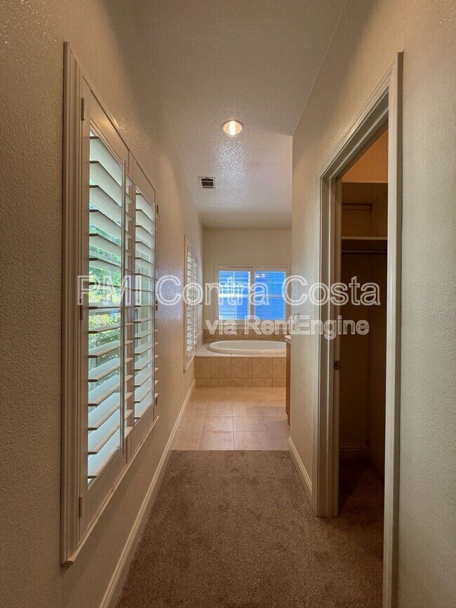 Building Photo - 124 Molly Way