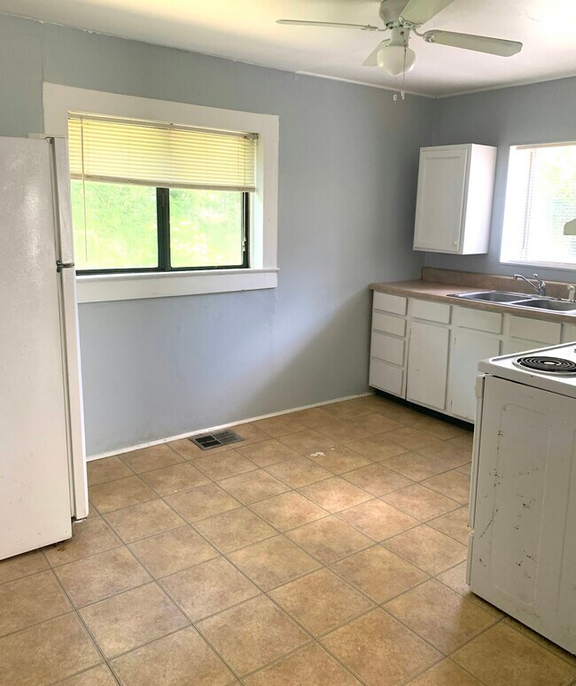 Building Photo - 117 Shadowmoor Dr