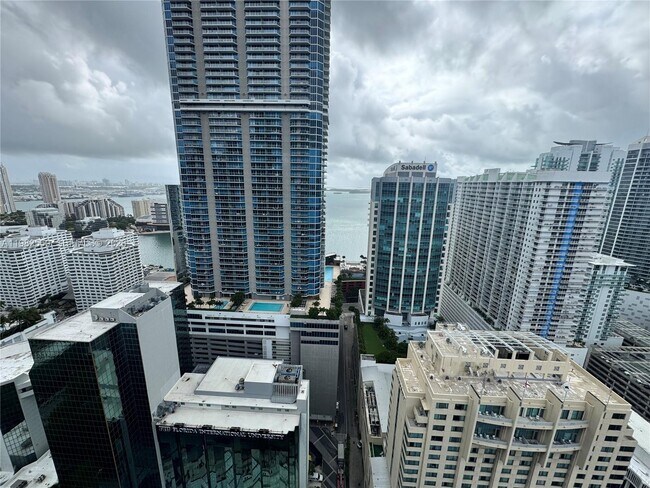 Building Photo - 1060 Brickell Ave