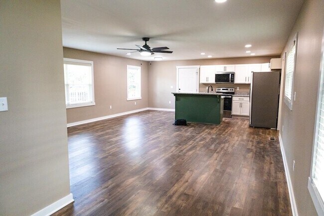 Building Photo - 516 Claremoor Ave