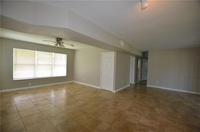 Building Photo - Sebastian rental