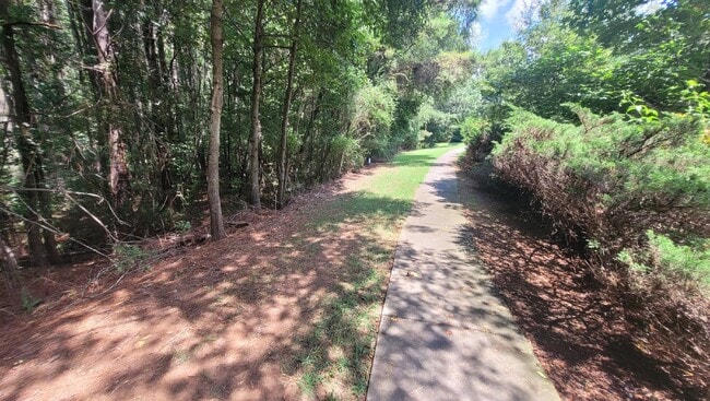Building Photo - Bright 2-Bedroom Townhome Near Avalon & Downtown Alpharetta