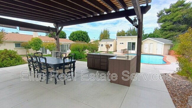 Building Photo - 255 Camino Del Cerro Grande