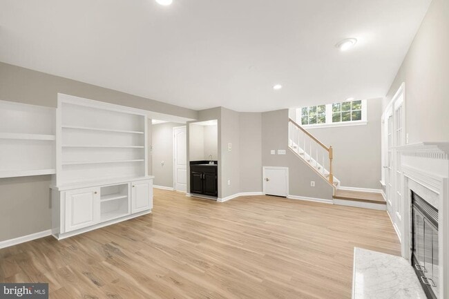 Building Photo - 5527 Sully Lake Dr