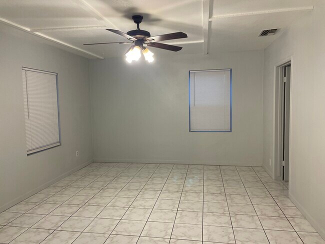 Building Photo - 10642 Coloma St