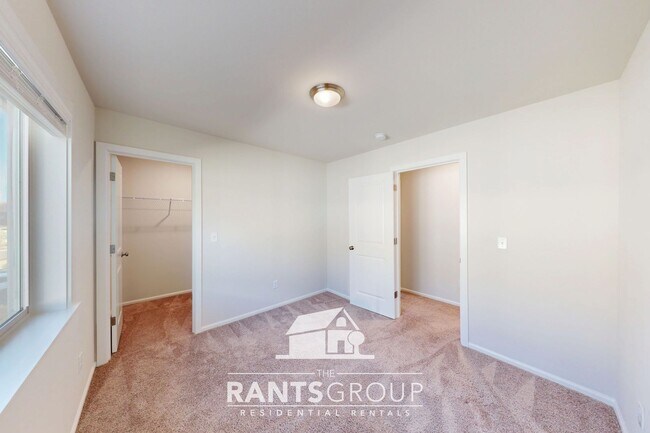 Building Photo - Great Location! Easy JBLM Commute!