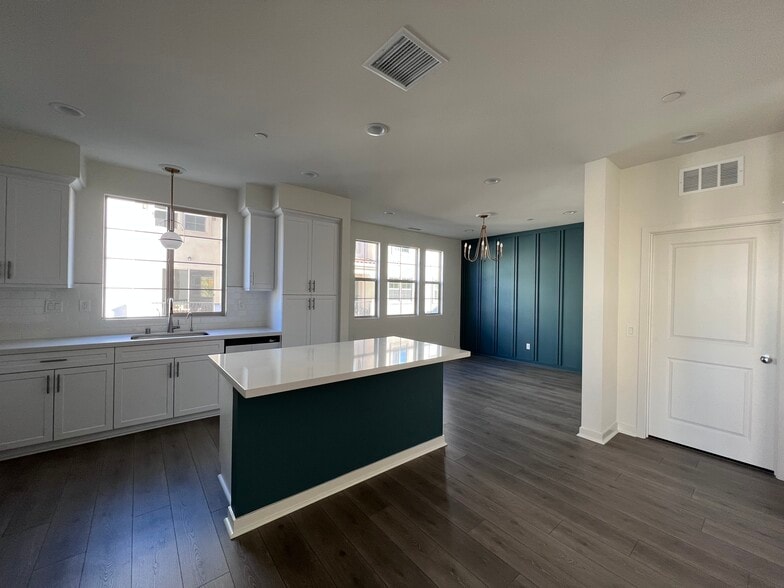 kitchen / living room - 328 Lagoon Way
