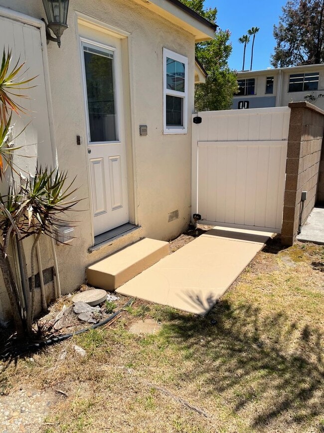 Building Photo - Corner lot home on a classic tree lined Beverly Hills street