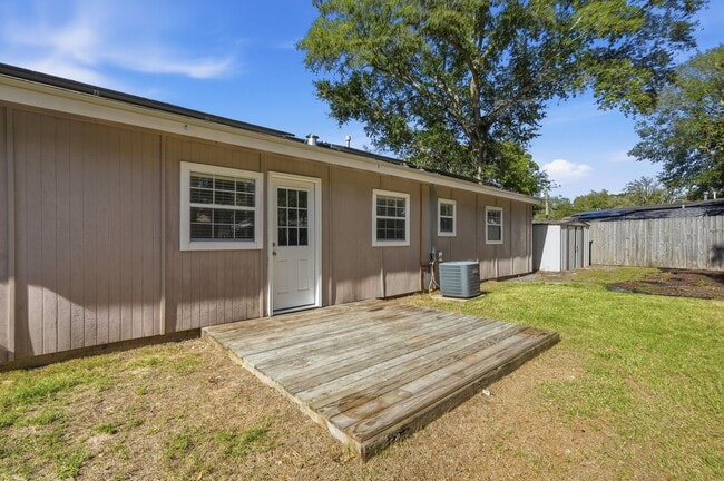 Building Photo - 3 bedroom in Mary Esther Heights!