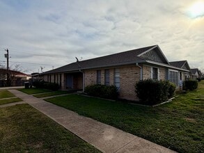 Building Photo - Duplex *LEASING SPECIAL AVAILABLE*