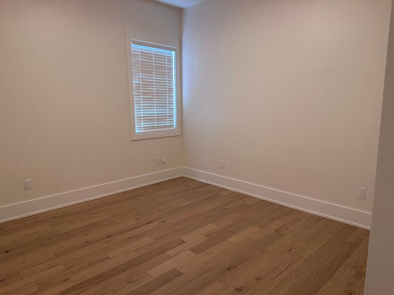 Building Photo - 136 McCowat St